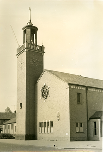 142 - De toren en gebouw van de Nederlands Hervormde kerk