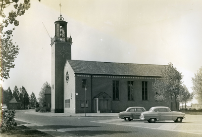 147 - De Nederland Hervormde kerk, met twee oude auto’s op de voorgrond