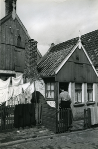 194 - Een oud Urker huisje met man in klederdracht