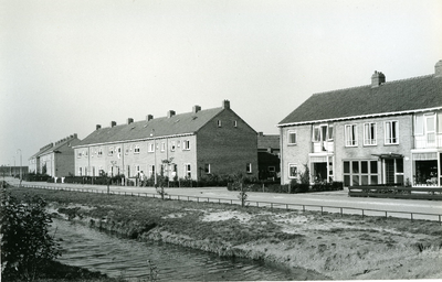 198 - Rijtje moderne huizen aan de Burgemeester van Suchtelenlaan