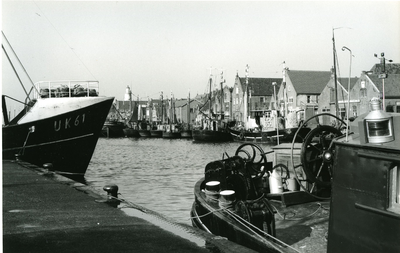 237 - De “UK 61”met op de achtergrond de vissersschepen en het dorp