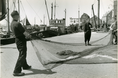 255 - Netten worden te drogen gehangen in de haven
