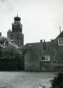 283 - Oude huisjes met op de achtergrond de toren van de Gereformeerde kerk
