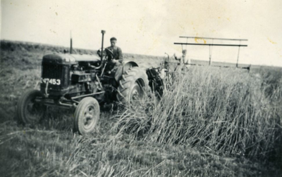 330 - Stro snijden, tractor met twee mannen op bedrijf O 13