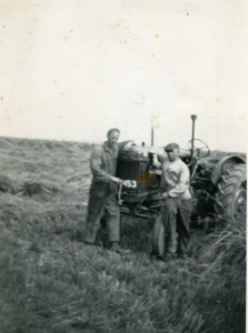 332 - Twee mannen voor een tractor op bedrijf O 13