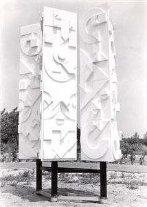327; Beeldhouwwerk van beeldhouwer G.J. Doorn