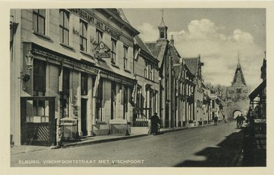 Nr.: 709 - Elburg Vischpoortstraat met Vischpoort Hotel Restaurant Het Scheepje , Geref. Kerk met op de achtergrond de ...