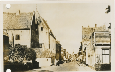 Nr.: 384 - De Jufferenstraat / Vischpoortstraat, met op de achtergrond de Vischpoort