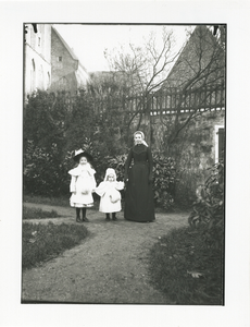 1542 - De hulp met de dochters Constantia (li.) en Julie van familie Bas Backer.