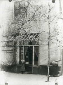 1548 - Tuin achter huize Bas Backer in wintertooi met dochter Constantia en een toekijkende hulp.