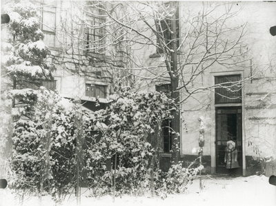 1550 - Tuin achter huize Bas Backer in wintertooi met dochter Constantia.