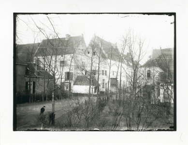 1551 - Agnietenklooster met daar tegenover een stadsboerderij.