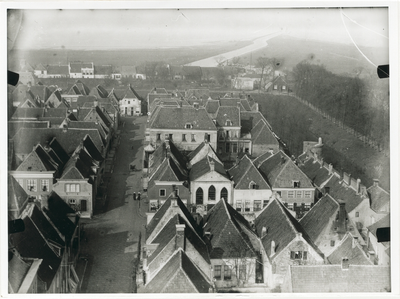 1549 - Elburg vanaf de toren van de St. Nicolaaskerk. Zicht op de Van Kinsbergenstraat/Noorderkerkstraat.
