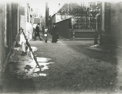 1555 - Personen op de kruising Jufferenstraat met de Schapensteeg.