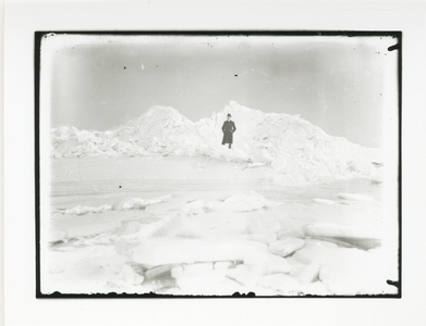 1561 - Man tussen het opgekruide ijs.