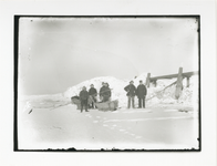 1563 - Spieringvissers bij de kop van 't ende omgeven door opgekruid ijs.