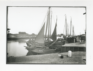 1564 - Haven met kijkers naar de aanvoer van kool uit Noord-Holland.