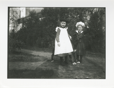 1566 - Tuin achter huize Bas Backer met dochter Constantia(re.) in gezelschap van een vriendinnetje en een hond.