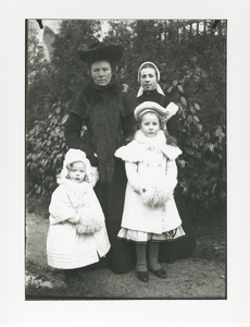 1567 - Tuin achter huize Bas Backer met mevrouw Bas Backer, de dochters Julie(li.), Constantia en de hulp.