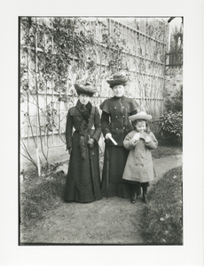 1568 - Tuin achter huize Bas Backer met een gaste, mevrouw Bas Backer (mi.) en dochter Constantia.