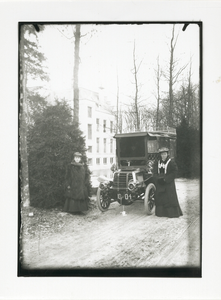 1573 - Antieke auto bij kasteel Staverden, dame rechts mevrouw Bas Backer.