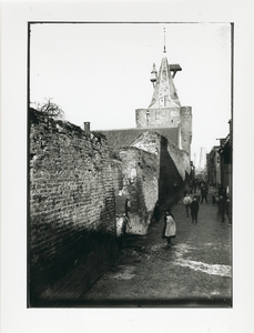 1578 - Vischpoort met stadsmuur aan de Noorderwalstraat.