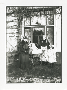 1581 - In de tuin van huize Bas Backer mevrouw bij een kinderwagen met een hulp en dochter Constantia.