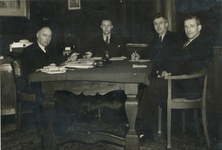 0018 - V.l.n.r. burgemeester Ulco de Vries, gemeentesecretaris Js. van Hulstein en de wethouders G. v.d. Bosch en H. ...