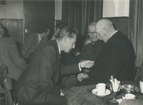 0939 - Harm v.d. Kolk met de wethouders Eshuis en Kroese in gesprek tijdens de receptie t.g.v. de installatie ...