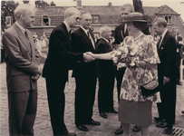 1240 - Bezoek aan Elburg door koningin Beatrix. Bij aankomst wordt de Koningin voorgesteld aan de wethouders en de ...