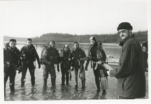 1673 - Een aantal leden van de onderwatersportvereniging Caretta bezig met hun nieuwjaarsduik op het Heerderstrand, ...