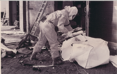 1762 - Asbest wordt opgeruimd na afbranden van garage Kok aan de Eperweg.