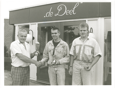 1844 - Smit nieuwe clubkampioen SV Doornspijk, krijgt de beker overhandigd door H. van Brake (li.)