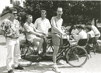 1843 - Nieuwe tandem voor dagverblijf shalom aangeboden door Jan Maes(li.) en P.van Unen (achter).