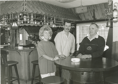 1850 - Cafe Petit Restaurant Halfweg, met eigenaar van de Berg (re.) met zoon en dochter.