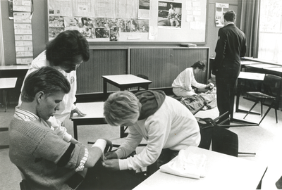 1859 - Vierhonderd deelnemers aan Jeugd Rode Kruisdag Elburg.