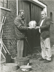 1891 - Kroese geeft gemeentemuseum waardevolle pot in bruikleen. D.Kroese(re.) en P.Schuur (li.).