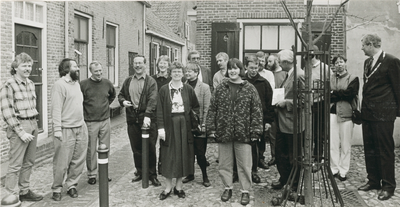 1898 - Hazeluneschool bezoekt Elburg, Burgemeester van Hout geeft uitleg.