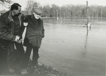 2209 - IJsvereniging Doornspijk met D.Hoogers die wordt tegengehouden om het ijs op te gaan. serie