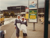 2723 - Deze dames zijn op weg van Schiphol naar Elburg voor de viering van Elburg 750 jaar