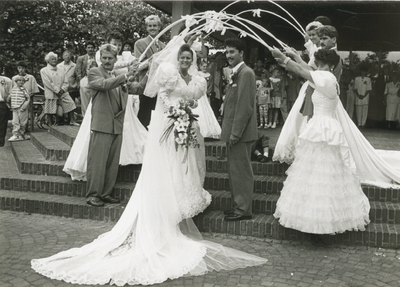 4029 - Vriendenhuwelijk met erehaag voor raadhuis in Oldebroek.