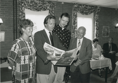 3349 - VVV bestuurders, Wil van der Veen, Jaap Streefkerk en Cees van den Bosch, bekijken met Elburger Courantredacteur ...