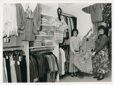 3209 - Vrije tijdsmode bij Visscher Oldebroek. Met eigenaresse Ria Visscher(re.) en bedrijfleidster Annetta Huisman,