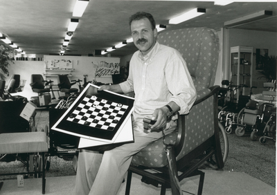 3835 - Beurs zelfstandig in 't Huiken. Dinand Jansen, technisch adviseur bij Welzorg in Zwolle, demonstreert een ...