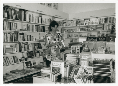 3893 - Boekhandel Marsman 't Harde, met mevr. Gerda Haklander- Kanis.ELB001008806