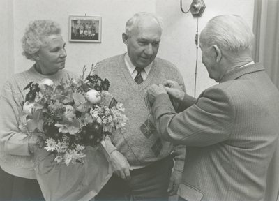 3731 - Uitreiking onderscheiding aan ... Kroneman links echtgenote Kroneman-Jansen