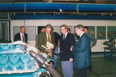 3732 - De directie van de Burgemeester Folkertsschool ontvangt een dieselmotor van Scania Nederland.
