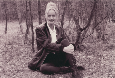 4186 - Dame zittend voor struiken