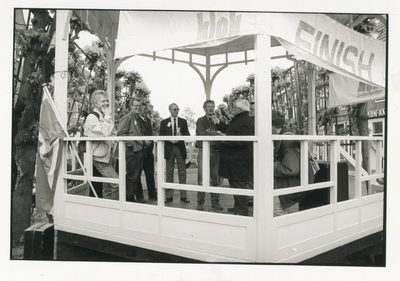 4193 - Interview door Piet Abbring in de muziektent boven de beek, met o.a Frans van Ginkel en wethouder Lok