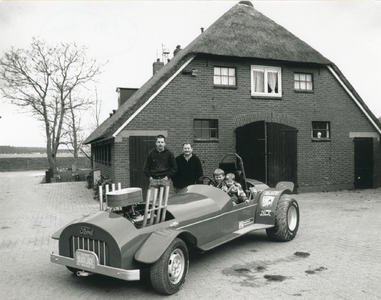 4163 - Sport/race auto met twee kinderen